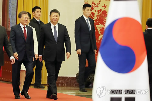 문재인 대통령과 시진핑 중국 국가주석이 14일 오후 베이징 인민대회당 북대청에서 열린 공식환영식에 입장하고 있다. (출처: 연합뉴스)