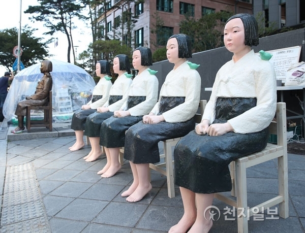 ‘세계 일본군 위안부 기림일’을 맞아 서울 151번 버스 5대에 오르기 위해 제작된 평화의 소녀상 ⓒ천지일보