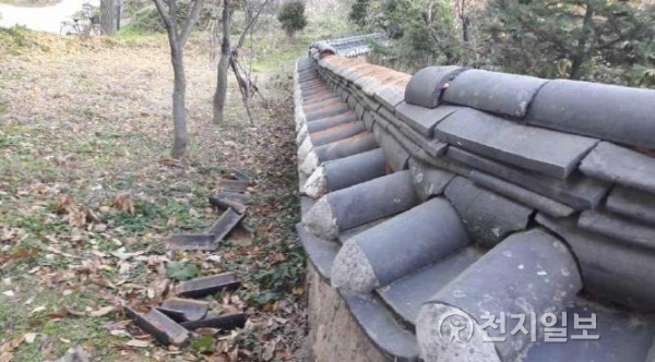 포항지진으로 양동마을 송첨종택 담장기와가 탈락된 모습 (출처: 문화재청) ⓒ천지일보