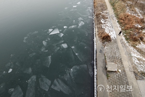 [천지일보=박완희 기자] 올 겨울 첫 한강 결빙을 보인 15일 오전 사람 키보다 큰 얼음 조각이 떠다니고 있다. 기상청은 이날 새벽 한강에 올 겨울 첫 결빙이 관측됐다고 밝혔다. 이번 한강 결빙은 지난겨울(올해 1월 26일)보다는 42일, 평년(1월 13일)보다는 29일 이른 수준이다. 특히 1946년 12월 12일 이후 71년 만에 가장 일찍 한강이 얼었다. 사진은 서울 강동구 천호대교에서 바라본 한강의 모습. ⓒ천지일보(뉴스천지) 2017.12.15