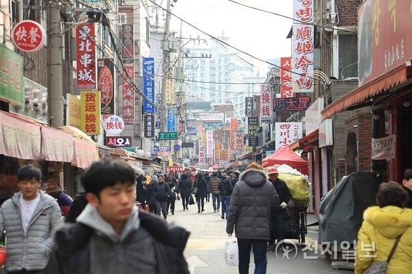 시민들이 15일 오후 서울 영등포구 대림동 거리를 길을 걷고 있다. ⓒ천지일보(뉴스천지) 2017.12.15