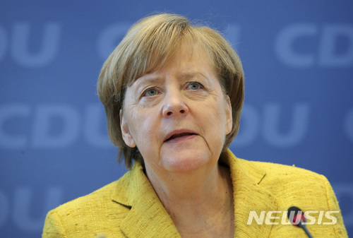 【베를린=AP/뉴시스】앙겔라 메르켈 독일 총리가 지난 6일 베를린의 기민당 본부에서 당 지도부와 회의하고 있다. 메르켈은 27일 지금 독일은 안정된 정부 구성이 중요하다며 사민당과 다시 대연정을 위한 협의를 성공시키겠다고 말했다. 2017.11.28