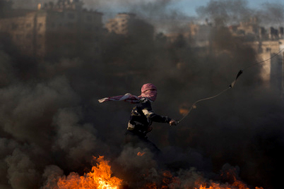 【라말라= AP/뉴시스】도널드 트럼프 대통령의 예루살렘 이스라엘 수도 인정 발언 후 팔레스타인 서안지구 라말라 시내에서 11일 (현지시간) 팔레스타인 시위대가 타이어를 불태우면서 시위를 벌이고 있다. 2017.12.12 (출처: 뉴시스)