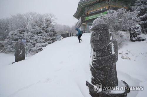 제주도 산지에 대설주의보가 내려진 17일 오전 한라산 1100고지 휴게소에 많은 눈이 쌓여 있다. (출처: 연합뉴스)