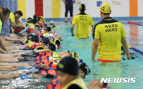 지난 9월 삼성초등학교 1층에 마련된 실내 수영장에서 학생들이 제주지방해양경찰청 소속 대원에게 생존수영을 배우고 있다. (출처: 뉴시스)
