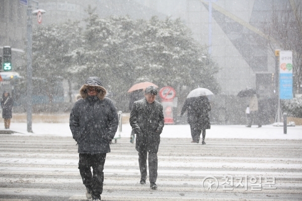 [천지일보=김지헌 기자] 시민들이 18일 눈을 맞으며 서울 중구 서울시청 인근 길을 지나고 있다.이날 기상청에 따르면, 강원영서에는 많은 눈이 내려 쌓이는 곳이 있겠고, 눈이 내린 지역에서는 영하의 기온으로 눈이 얼어 도로가 미끄러운 곳이 많겠으니, 출근길 보행과 교통안전에 각별한 주의가 필요하다. ⓒ천지일보(뉴스천지) 2017.12.18