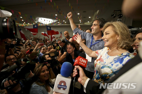 칠레 대선의 결선투표가 실시된 17일(현지시간)  우파 후보인 세바스티안 피녜라 전 대통령의 부인 세실리아 모렐이 중간개표결과가 우세를 보이자 지지자들과 함께 기뻐하고 있다. (출처: 뉴시스)