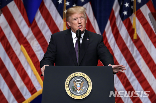 도널드 트럼프 미국 대통령이 18일(현지시간) 워싱턴 레이건 빌딩에서 미국 우선주의에 초점을 맞춘 새 국가안보전략(NSS)을 발표하고 있다. (출처: 뉴시스)