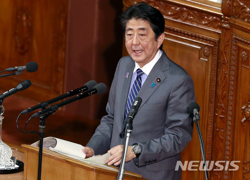 아베신조(安倍晉三) 일본 총리가 지난달 20일 중의원 대표질문에서 답변하고 있다. 아베 총리는 같은 달 22일 참의원 본회의 대표질문에서 적기지 공격능력을 보유하는 것에 대해 검토할 책임이 있다고 밝힌 바 있다. (출처: 뉴시스)