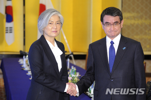 19일 일본 도쿄에서 강경화 외교부 장관(왼쪽)이 고노다로 일본 외무상과 회담을 시작하기 전 악수하고 있다. 양 측은 한일 과거사 문제와 관련해 입장차가 예상되는 가운데 굳은 표정이 역력한 모습이다. (출처: 뉴시스)