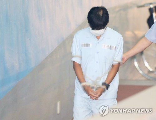 진경준 전 검사장이 수의를 입고 법정으로 향하는 모습. (출처: 연합뉴스)