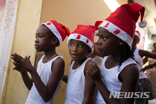 (AP/뉴시스) 22일(현지시간) 아이티 포르토 프랭스에서 열리는 크리스마스 행사에서 소녀들이 무대에 서기 위해 기다리고 있다. 