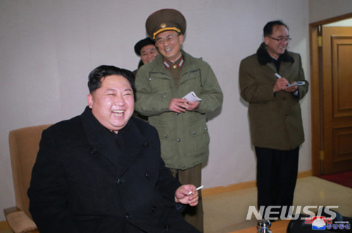 북한 김정은 국무위원장이 지난 11월 29일 새벽 평양인근에서 신형 대륙간탄도미사일(ICBM)급 화성-15형 시험발사 현장을 찾아 참관했다고 밝혔다. (출처: 뉴시스)