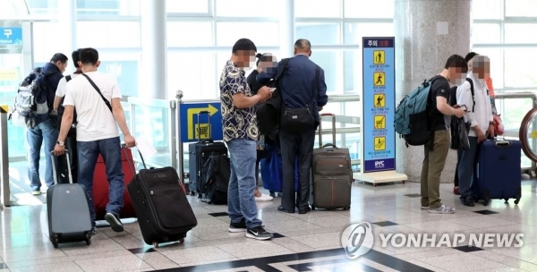 인천항으로 입국한 중국 관광객들 (출처: 연합뉴스)