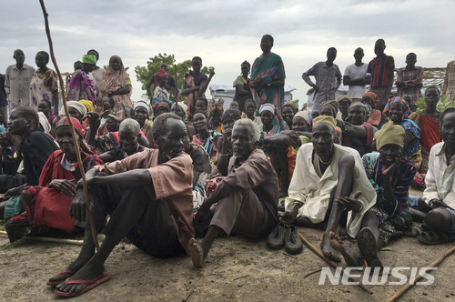 올해 6월 유엔인권위원회가 마련한 남수단 벤티우 부근의 새 수용소 앞에서 입소를 기다리는 남수단 피난민들. 남수단에서는 2013년말 이후 무려 30만명이 내전으로 숨졌으며 아직도 20여만명이 피난민 수용소에서 힘든 삶을 이어가고 있다. (출처: 뉴시스)