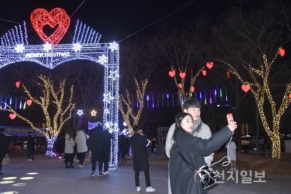 대전시 보라매공원에서 25일 크리스마스를 맞아 시민들이 야경과 셀카를 즐기고 있다. ⓒ천지일보(뉴스천지) 2017.12.25