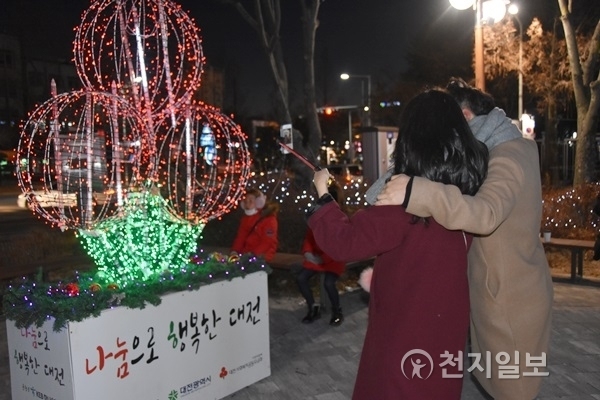 대전시 보라매공원에서 25일 크리스마스를 맞아 시민들이 야경과 셀카를 즐기고 있다. ⓒ천지일보(뉴스천지) 2017.12.25