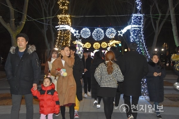 대전시 보라매공원에서 25일 크리스마스를 맞아 시민들이 가족과 함께 야경을 즐기고 있다. ⓒ천지일보(뉴스천지) 2017.12.25