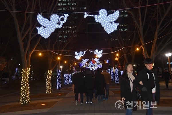 크리스마스를 맞은 25일 대전시청과 서구청 사이, 보라매공원에서 열리고 있는 크리스마스트리축제에 시민들이 참여하고 있다. 야경 가운데 천사가 나팔을 부는 형상의 LED불빛이 눈길을 끌고 있다. ⓒ천지일보(뉴스천지) 2017.12.25