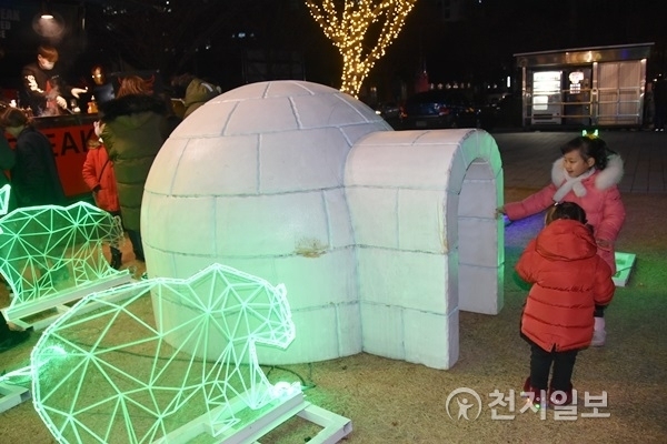 크리스마스를 맞은 25일 대전시청과 서구청 사이, 보라매공원에서 열리고 있는 크리스마스트리축제에 시민들이 참여하고 있다. 이글루 모형과 LED 동물형상 앞에서 놀고 있는 아이들의 모습. ⓒ천지일보(뉴스천지) 2017.12.25