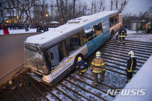 【모스크바=AP/뉴시스】25일(현지시간) 러시아 모스크바 버스 보행자 전용 지하도 돌진사고 현장에서 구조대원들이 구조작업을 진행하고 있다. 이번 사고로 5명이 숨지고 15명이 다쳤다. 2017.12.26