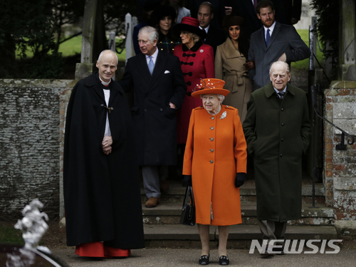 【샌드링엄=AP/뉴시스】25일(현지시간) 영국 노퍼크주 샌드링엄에 있는 성 막달라 마리아 교회에서 예배를 드린 엘리자베스 2세 영국 여왕(가운데)과 그 가족이 차량을 기다리고 있다. 이날 발표된 크리스마스 메시지에서 여왕은 가정의 중요성에 대해 강조했다. 2017.12.26 (출처: 뉴시스)