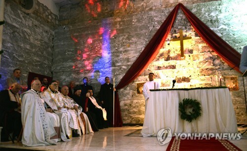 24일 성탄 축하 예배가 진행된 모술 성바울 교회. (출처: EPA=연합뉴스)
