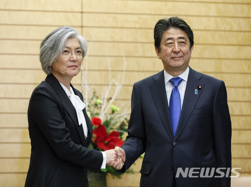 강경화 외교부 장관(왼쪽)이 지난 19일 일본 도쿄 총리관저에서 아베 신조 총리와 만나 악수하고 있다. (출처: 뉴시스)