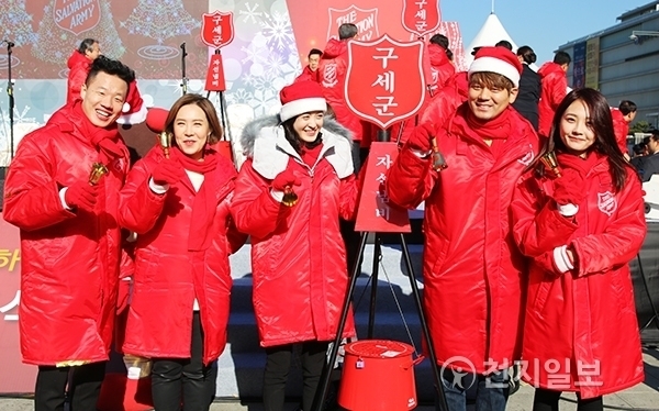 겨울철 거리모금의 대명사인 구세군 자선냄비 시종식이 1일 오전 서울 광화문 중앙광장에서 열렸다. ⓒ천지일보(뉴스천지) 2017.12.1