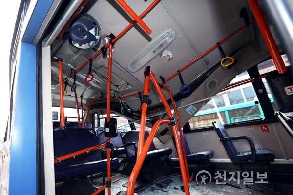 [천지일보=박완희 기자] 28일 오전 서울 강서구 등촌동 한 공사현장에서 크레인 구조물이 넘어지면서 인근 시내버스를 덮치는 사고가 발생한 가운데 사고 버스 내부가 심하게 훼손돼 있다. ⓒ천지일보(뉴스천지) 2017.12.28