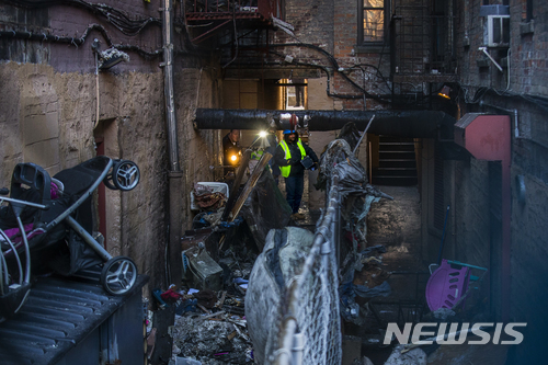 29일(현지시간) 뉴욕 경찰이 브롱크스 아파트 화재 현장을 살펴보고 있다. (출처: 뉴시스)