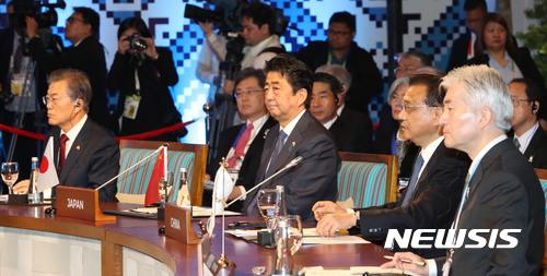 문재인 대통령이 11월 14일 오전(현지시각) 필리핀 마닐라 국제컨벤션센터에서 열린 제20차 ASEAN+3 정상회담에 참석하고 있다. 왼쪽부터 문재인 대통령, 아베 신조 일본 총리, 리커창 중국 총리. (출처: 뉴시스)