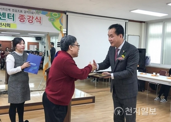 노희준 천안시의원(오른쪽)이 지난 28일 원성2동 느티나무건강센터 종강식에서 사회복지법인 한숲복지재단으로부터 감사패를 받고 있다. (제공: 노희준 의원) ⓒ천지일보(뉴스천지) 2017.12.30