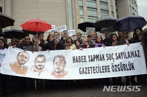 【이스탄불=AP/뉴시스】 30일(현지시간) 국제기자연맹(IFJ)은 올해 전 세계 취재 현장에서 기자와 언론계 종사자 81명이 사망했고 250명이 투옥 중이라고 밝혔다. 지난 10월 24일 터키 이스탄불 도심에서 언론인과 인권운동가들이 투옥 중인 언론인 석방을 요구하며 시위를 벌이고 있다.