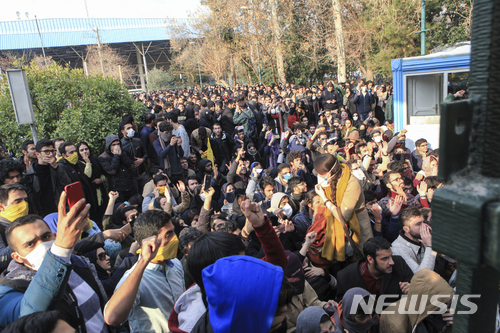 이란의 테헤란 대학에서 30일(현지시간) 반정부시위에 참가한 대학생들의 출입을 막기 위해 진압경찰이 교문을 봉쇄, 대치하고 있는 모습( 제보자 사진). 28일 이후로 테헤란을 비롯한 전국 각지에서 자발적인 반정부 시위가 확산돼 경찰과 충돌을 빚었다. (출처: 뉴시스)