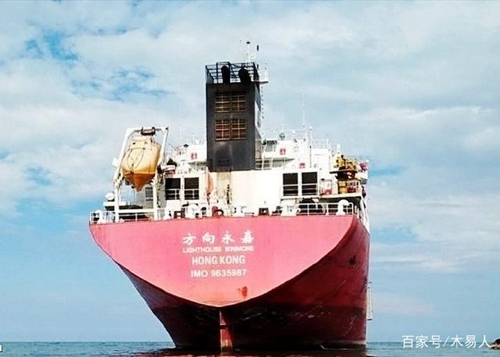 중국 홍콩 선적의 ‘라이트하우스 윈모어호’가 최근 북한 선박에 석유류 밀수출을 한 사실이 적발됐다. 하지만 이 선박은 대만기업 ‘빌리언스벙커그룹’ 소유로 알려져 중국과 대만의 공방이 예상된다. (출처: 중국 관영매체 환구시보)