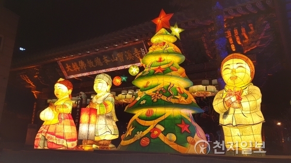 정유년의 마지막 날인 12월 31일 오후 서울 종로구 조계사 일주문 앞에 크리스마스 트리가 불을 밝히고 있다. ⓒ천지일보(뉴스천지) 2017.12.31