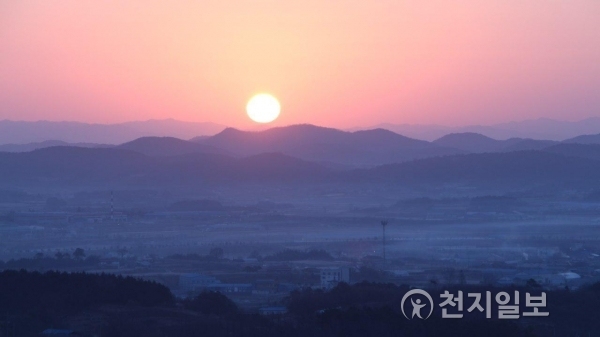 [천지일보=김미정 기자] 새해 첫날인 1일 전남 함평 밀재에 2018년 무술년 황금개띠, 힘있게 솟아난 태양이 둥실 떠오르고 있다. ⓒ천지일보(뉴스천지) 2018.1.1