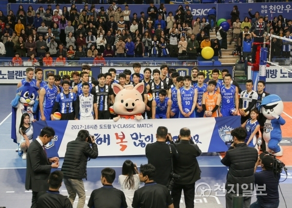 무술년(戊戌年) 새해 첫날인 1일 오후 충남 천안시 유관순체육관에서 열린 도드람 2017-18V리그 현대캐피탈 대 삼성화재와의 경기에 앞서 양 팀 선수들이 “새해 복 많이 받으세요”라고 새해 인사를 하고 있다. ⓒ천지일보(뉴스천지) 2018.1.1