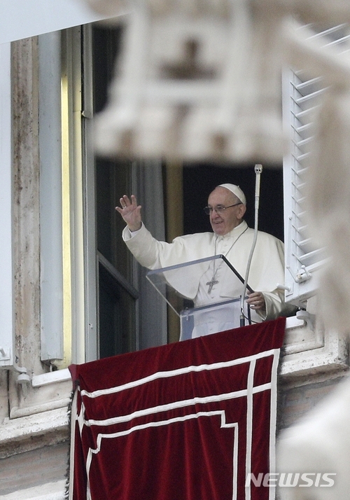 프란치스코 교황이 1일(현지시간) 성베드로 광장에 모인 신자들에게 인사하고 있다. 프란치스코 교황은 이날 신년미사에서 이민자와 난민을 보호해야 한다고 강조했다. (출처: 뉴시스)