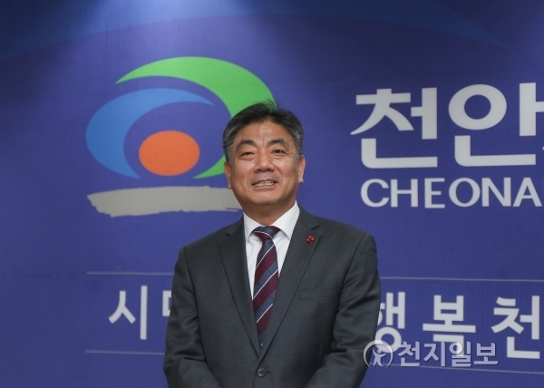 전종한 천안시의회 의장이 무술년(戊戌年) 새해를 맞아 2일 오전 충남 천안시청 브리핑실을 방문해 더불어민주당 천안시장 경선에 참여할 것을 공식 선언하고 있다. ⓒ천지일보(뉴스천지) 2018.1.2