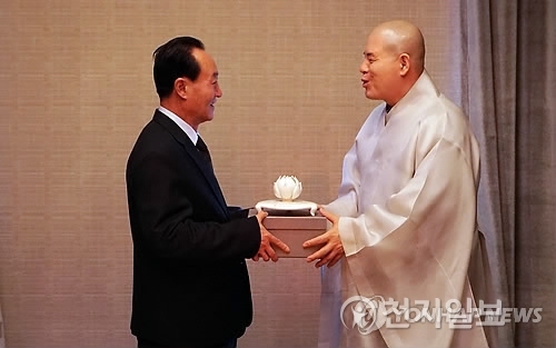 2015년 만난 조계종 전 총무원장 자승스님(우)과 강수린 조불련 위원장. (출처: 연합뉴스)