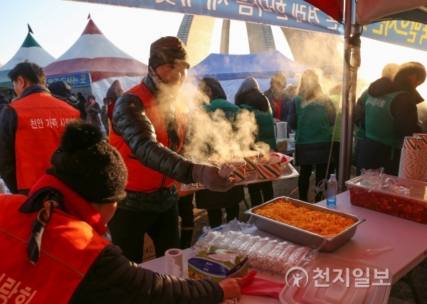 충남 천안시 목천읍 독립기념관에서 지난 1일 열린 무술년 온 겨레 한마음 해맞이 행사에서 봉사자들이 떡국을 준비하고 있다. ⓒ천지일보(뉴스천지) 2018.1.2