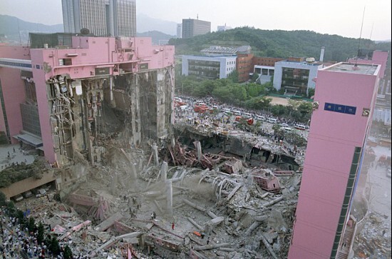 지난 1995년 붕괴된 삼풍백화점의 모습. 이 사고로 1445명의 사상자가 났다.