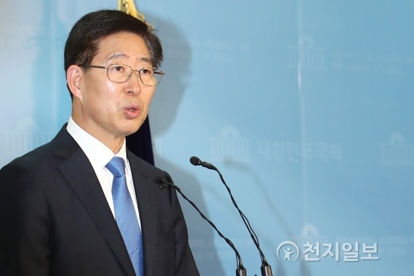 [천지일보=강은영 기자] 더불어민주당 양승조 의원이 4일 오후 서울 여의도 국회 정론관에서 충남도지사 출마 선언 기자회견을 하고 있다.ⓒ천지일보(뉴스천지) 2018.1.4