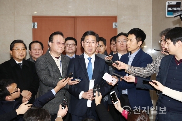 [천지일보=강은영 기자] 더불어민주당 양승조 의원이 4일 오후 서울 여의도 국회 정론관에서 충남도지사 출마 선언 기자회견을 마치고 취재진의 질문에 답하고 있다.ⓒ천지일보(뉴스천지) 2018.1.4