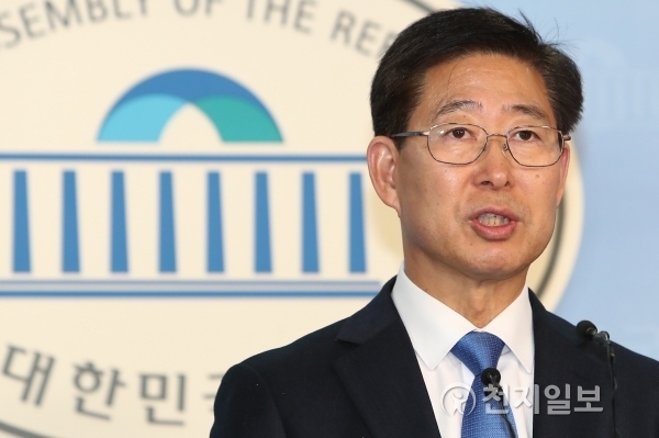 [천지일보=강은영 기자] 더불어민주당 양승조 의원이 4일 오후 서울 여의도 국회 정론관에서 충남도지사 출마 선언 기자회견을 하고 있다. ⓒ천지일보(뉴스천지) 2018.1.4