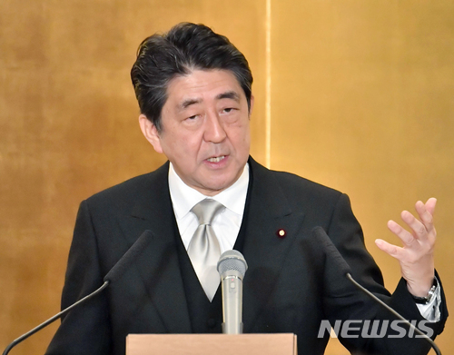 아베 신조 일본 총리가 4일 이세 신궁 참배를 마친 후 신년 첫 기자회견을 갖고 있다. (출처: 뉴시스)