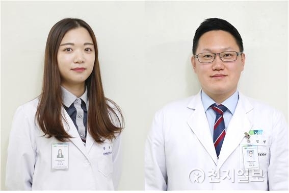 공로표창을 수상한 순천향대천안병원 석면환경보건센터의 강민성 사무국장(오른쪽)과 오단비 연구원 (제공: 순천향대천안병원) ⓒ천지일보(뉴스천지) 2018.1.4