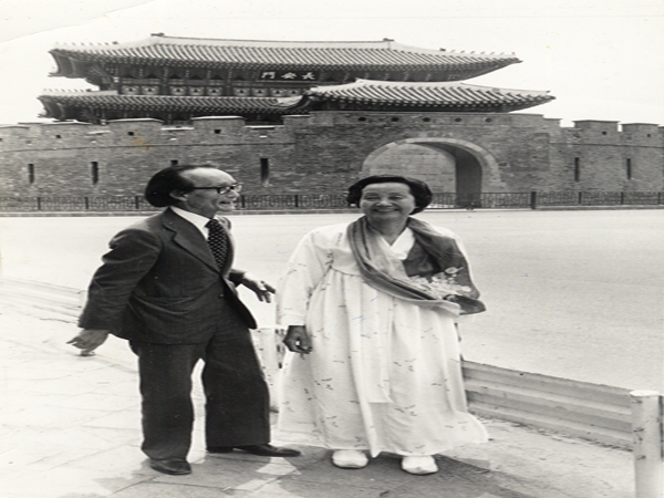1978년 수원 장안문 앞에서 남편 이원수와 함께한 최순애. (제공: 수원시)